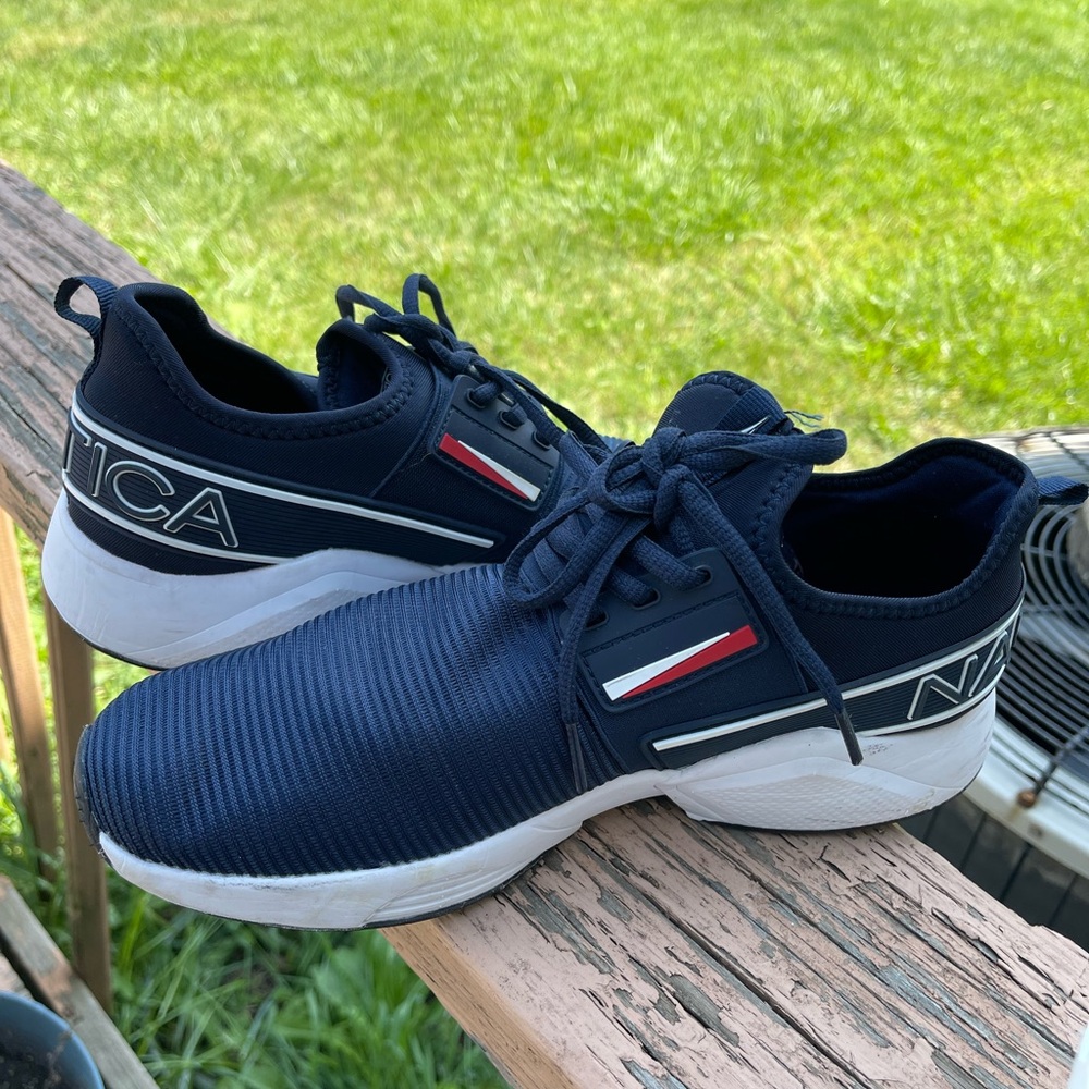 NAUTICA EMBOSSED STRIPED LOGO MESH SNEAKER